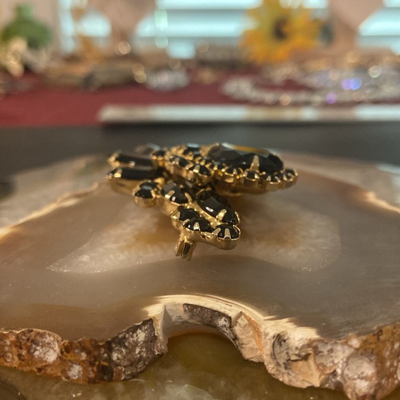 Xxsoldxx Vintage D&E Juliana gold & black brooch EUC 1.5" x 2.5" - Picture 6 of 17